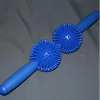 L 0117 Мяч для фитнеса с шипами (2 мяча диаметр 9см, 2 рукояти, общая длина 43см)