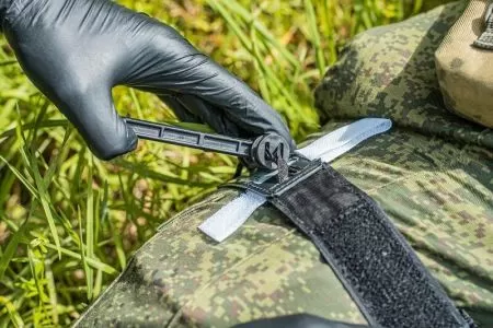 Жгут-турникет крoвooстaнaвливaющий МЕДПЛАНТ ЖК-02 с двухщелевой пряжкой и с лентой для фиксации времени, вид сложения 2, артикул 1748