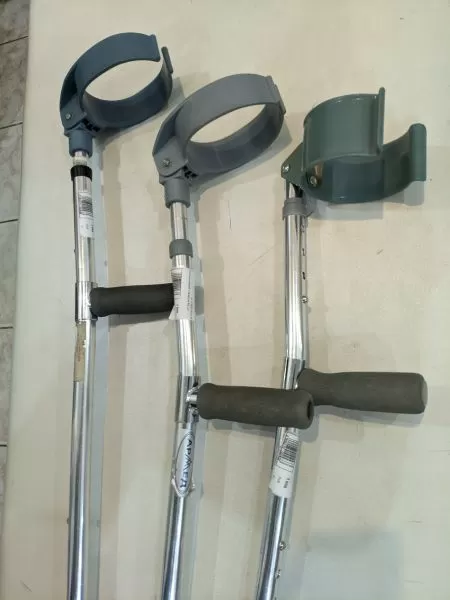 Костыль-канадка с захватом б/у, шт